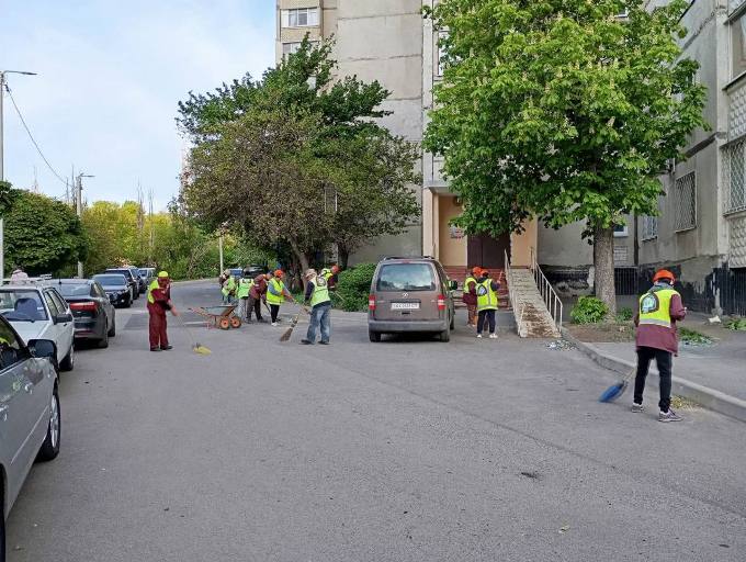 У Харкові комунальники ліквідовують наслідки обстрілів